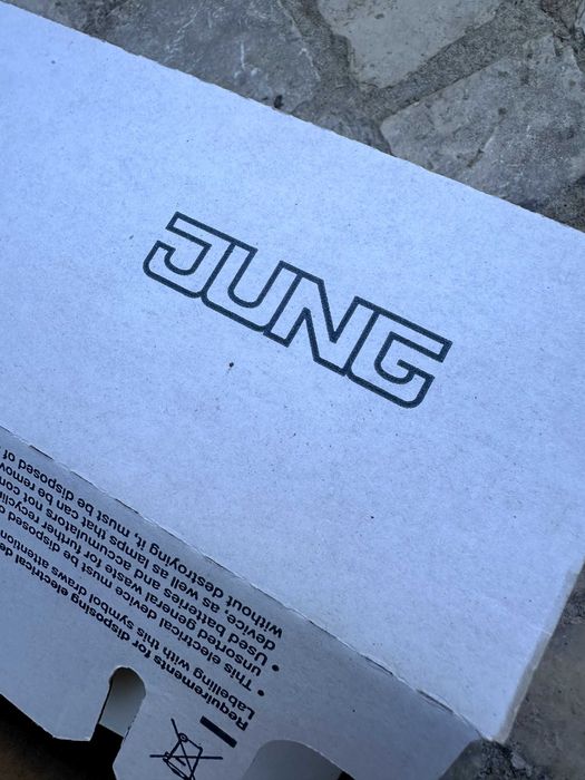 14 Tomadas JUNG SCHUKO + Molduras NOVAS / 14 plugs NEW