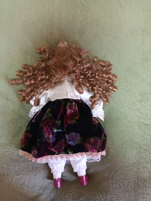 Винтажная кукла очень красивая