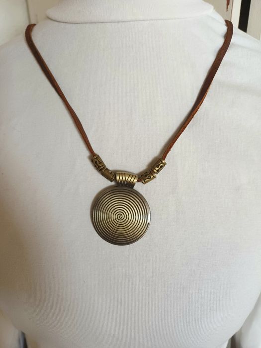Naszyjnik na  rzemyku - Metalowe koło