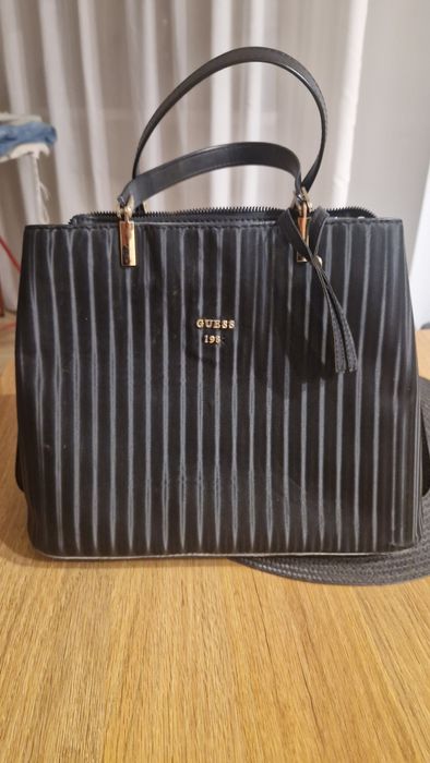 Czarna torebka   Guess