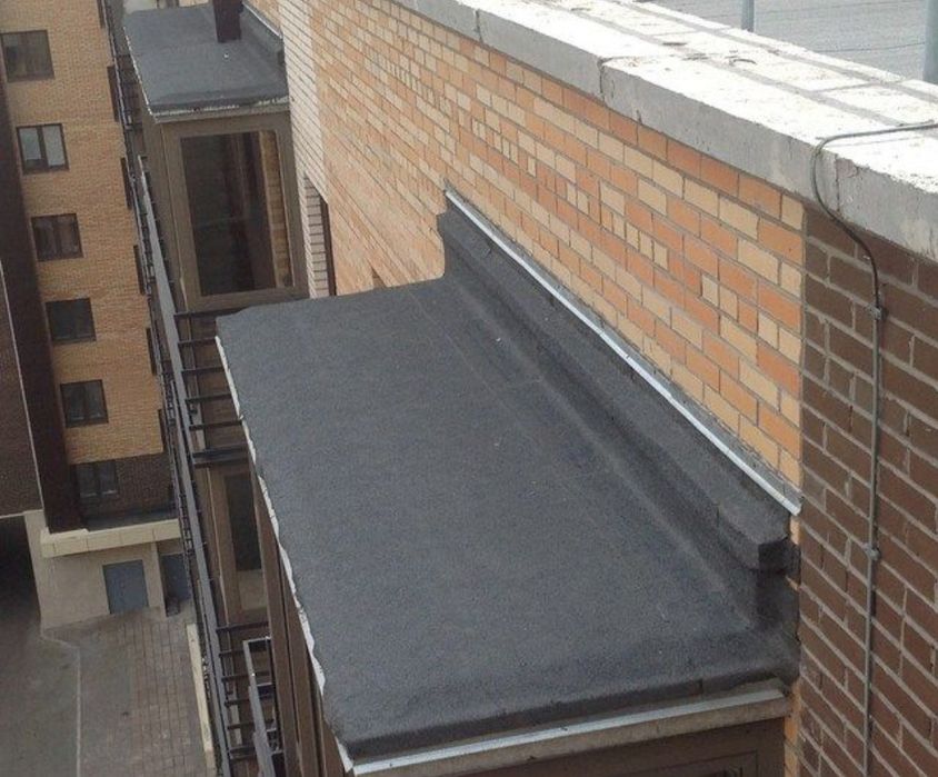 Кровельщик . Монтаж кровли . Ремонт крыши на последнем этаже . Мягкая