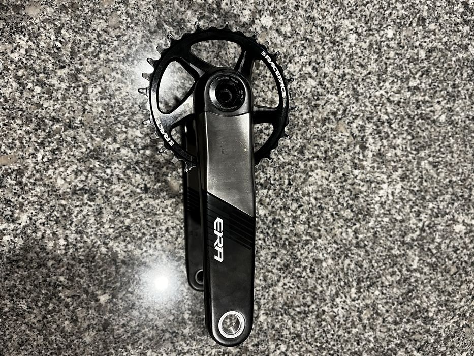 Pedaleiro Carbono Raceface com prato 32 incluido