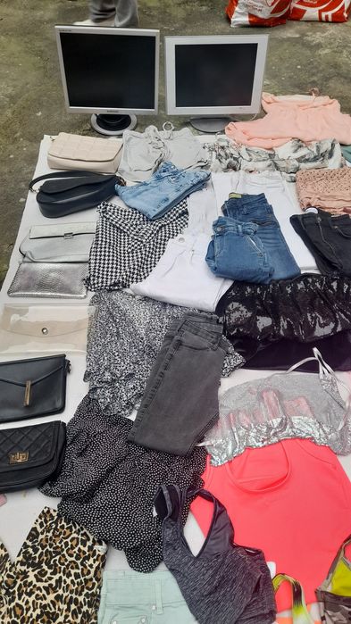 Lote de roupa, calçado e malas.
