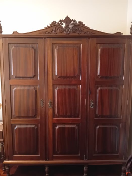 Mobília de quarto em madeira – cama, 2 mesas de cabeceira e roupeiro  - Contactar por mensagem