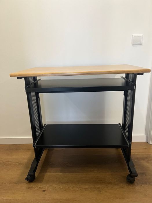 Secretária para computador e impressora.