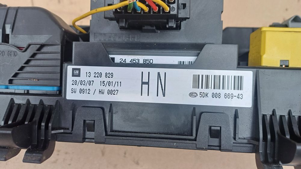 13220829M Блок предохранителей Opel Zafira B 2009 , 5DK00866943  1.9