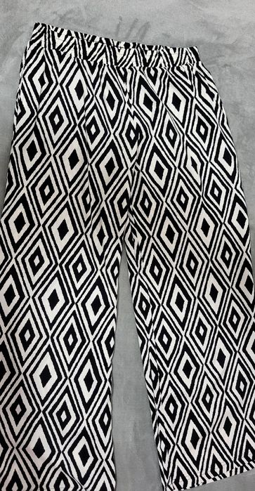 Eleganckie spodnie damskie L – czarno-biały wzór geometryczny, 1