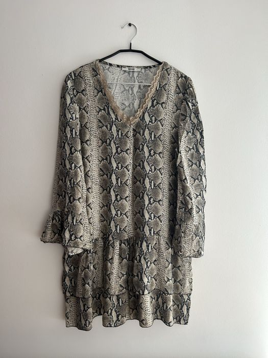 Sukienka we wzór skóry węża