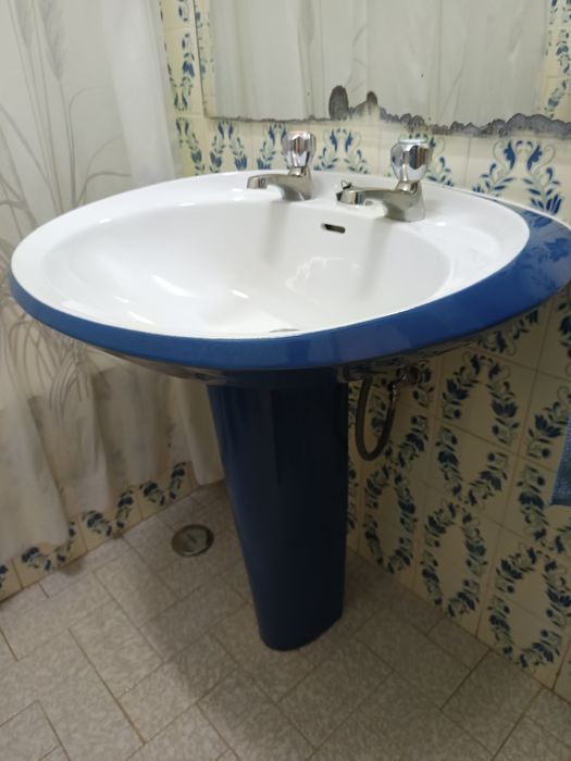 Louças WC azul e branco