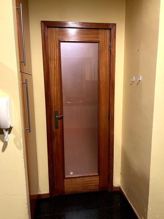 Porta interior em madeira com vidro