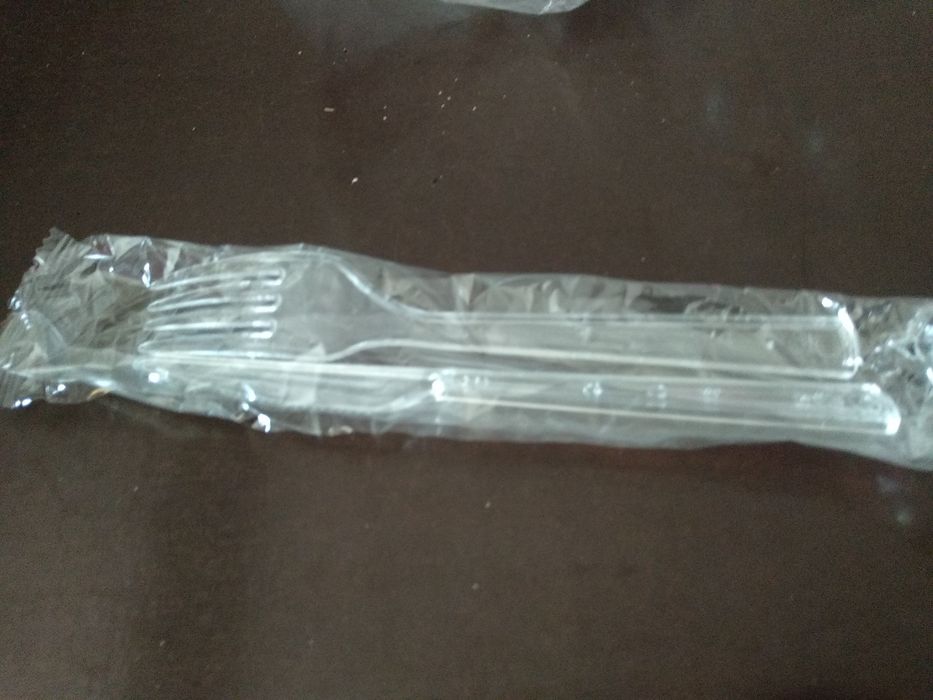 Talheres e colheres de plástico