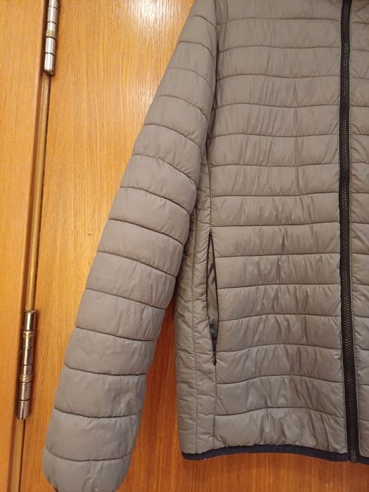 Casaco cinzento alcochado da Guess