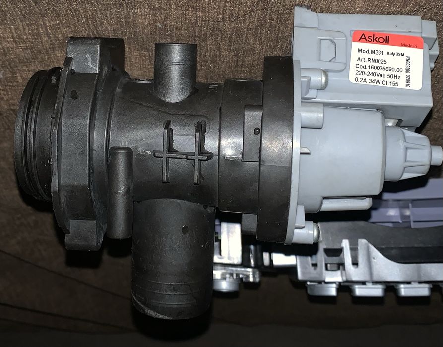 Помпа та патрубок , від бака до насоса .