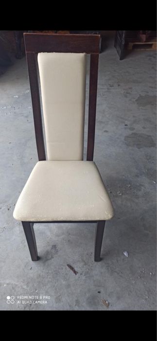 Drewniane krzesła z pokrowcem