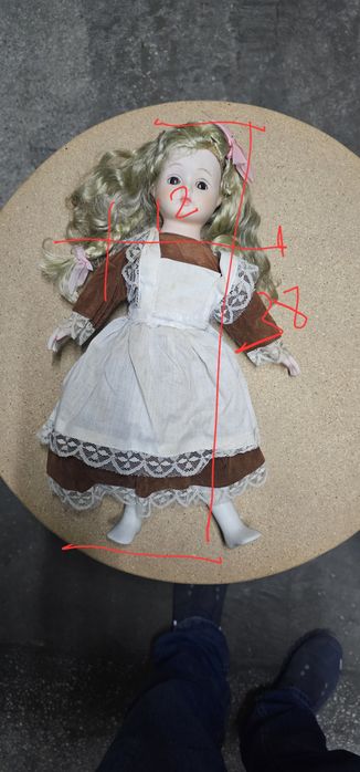 Boneca antiga em cerâmica