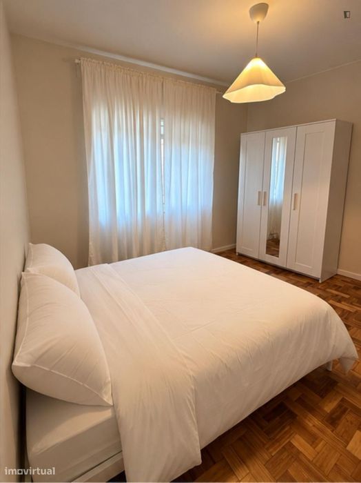 Quarto - localizado em Mafamude Porto