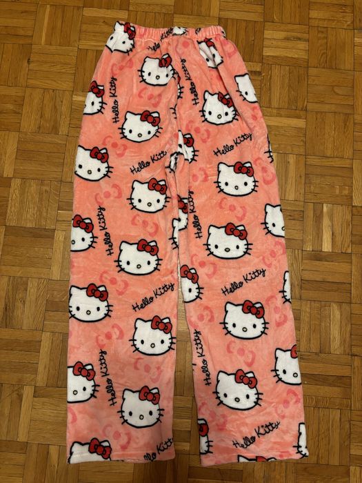 Różowe spodnie hello kitty