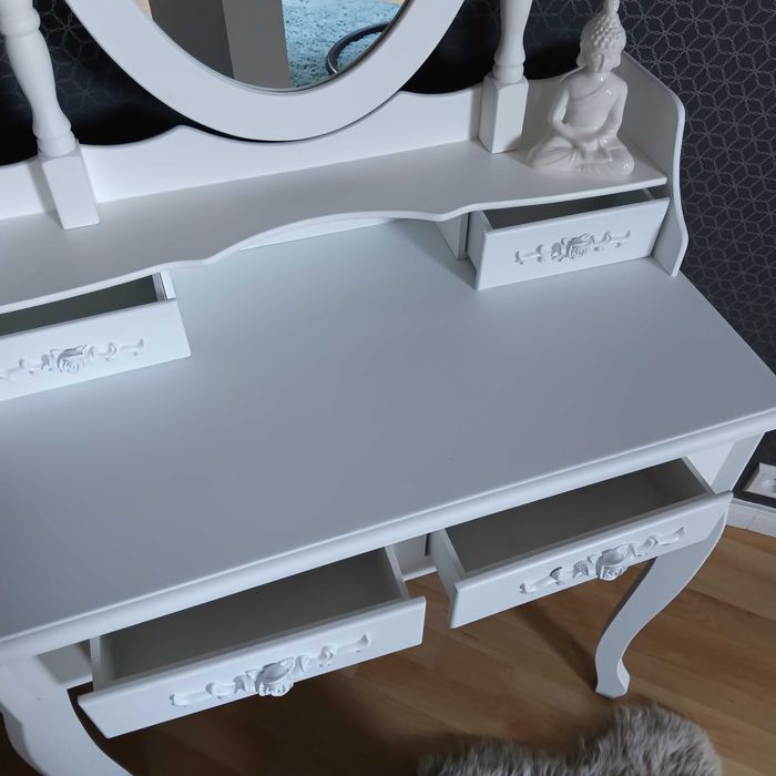 Piękna konsola toaletka biała z lustrem i szufladkami