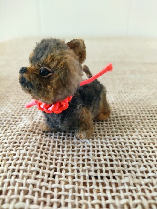 Миниатюрный песик,связан крючком