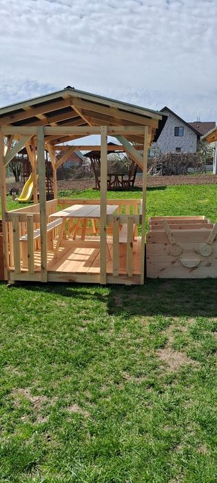 Дитячі майданчики та меблі