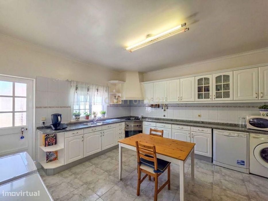 Moradia geminada 4 assoalhadas com garagem e churrasqueira – Excelente
