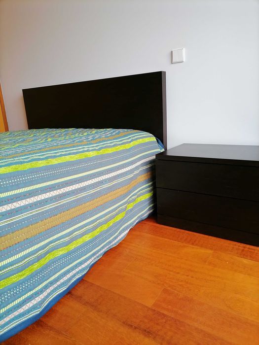Cama de casal castanho wengue da Antarte e mesinhas de cabeceira