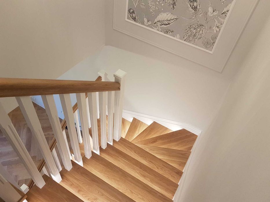 Schody dębowe z białym podstopniem podświetlane Wycena Gratis