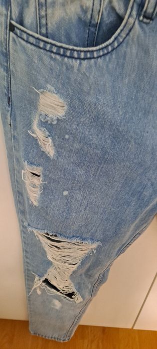Niebieskie spodnie jeansowe z dziurami Missguided  r.36