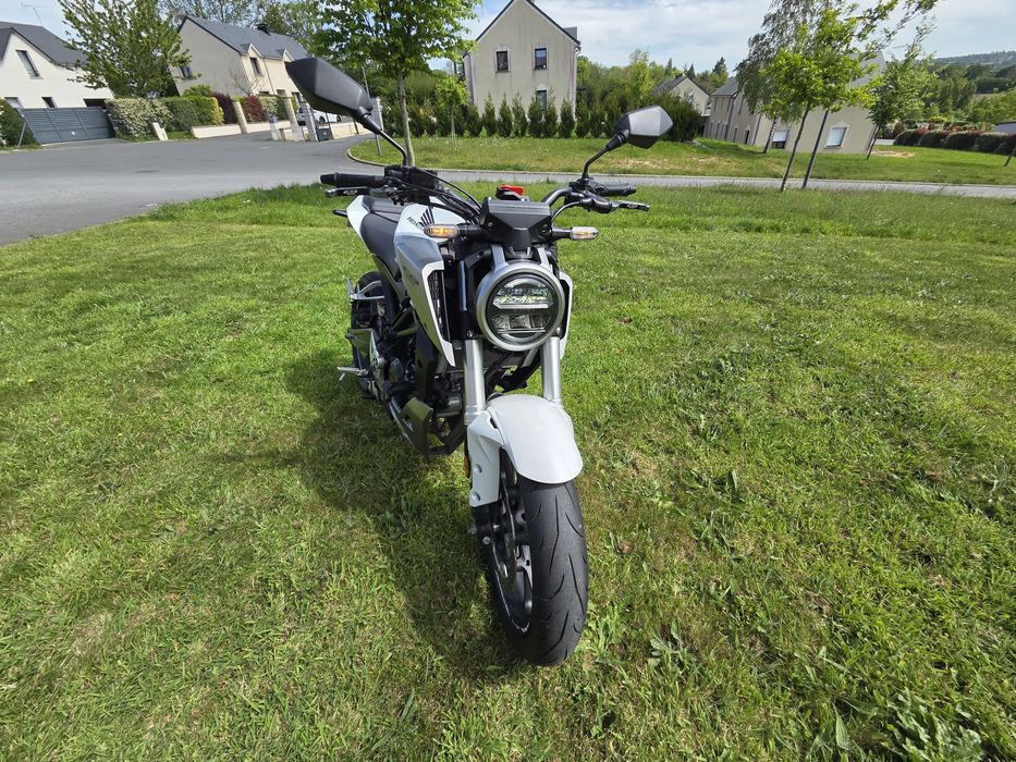 Honda Cb125R imaculada