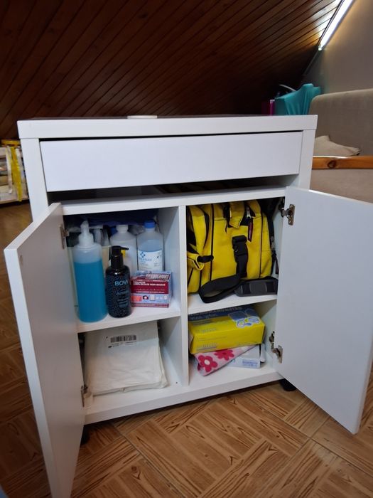 Movel branco com rodas