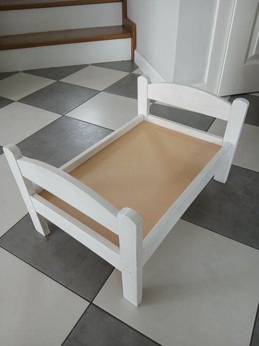 Białe drewniane łóżeczko dla lalek