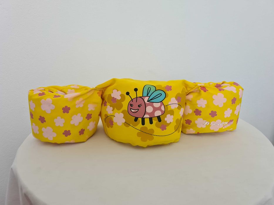 Colete com bóias para braços