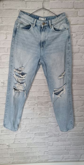Spodnie jeansowe mom fit z przetarciami