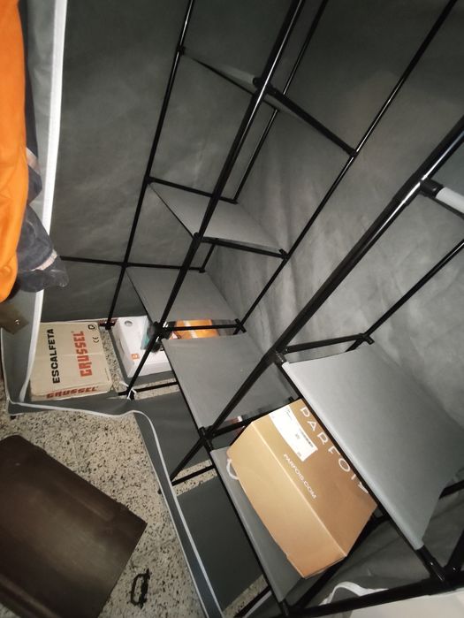 Armário canto tecido - pendurados e prateleiras