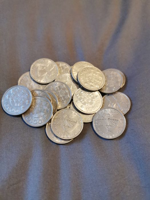 24 moedas de  10 escudos