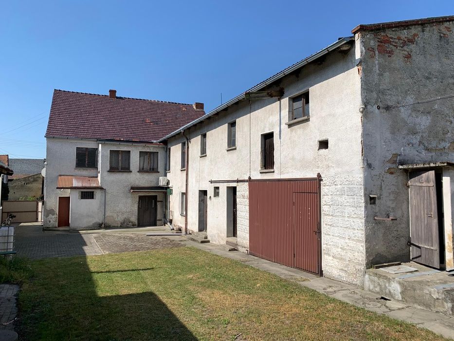 Dom z dziedzińcem, dużą działką, stodołą, garażami i ogrodem