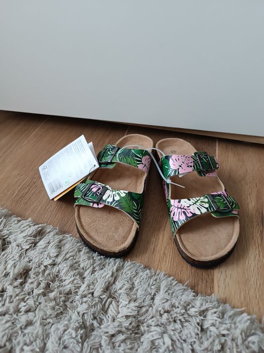 Klapki skórzane w kwiaty