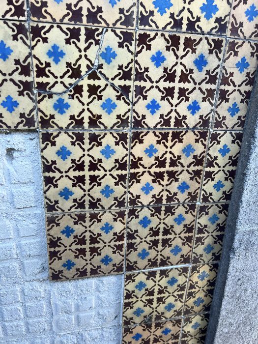 Vendo azulejo muito antigo