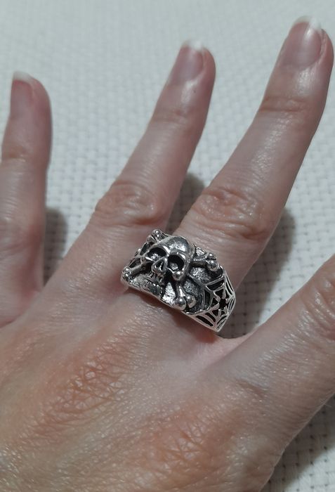 Anéis com caveiras