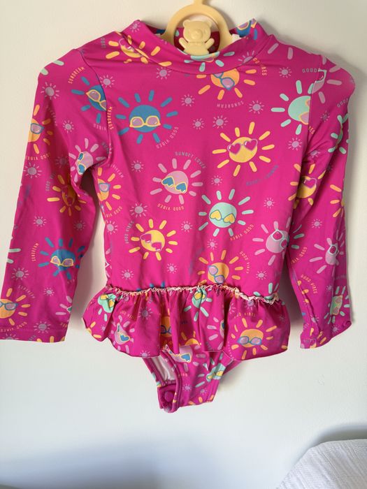 Conjunto de dois fatos de banho para gémeos, com estampados divertidos.