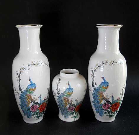 Три Японские интерьерные фарфоровые вазы с изображением роз и павлинов