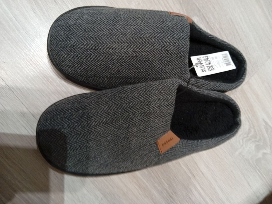 Męskie ciepłe nowe kapcie 42/43