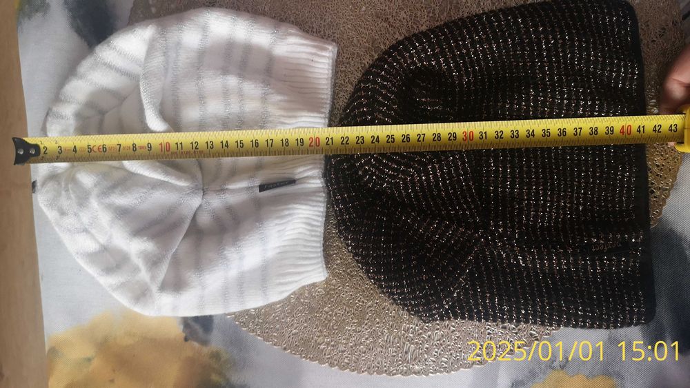 2 czapki: czarnozłota i bialosrebrna