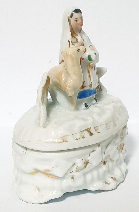 Amorosa antiga caixinha figurativa em porcelana Conta e Boehme