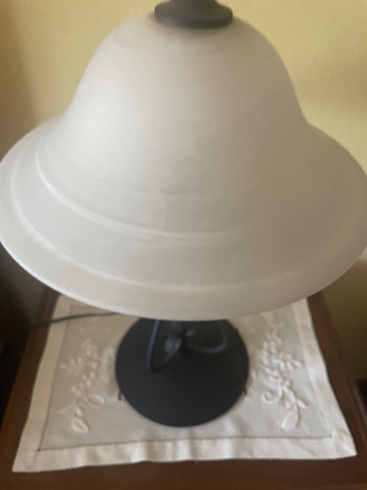 Candeeiro de mesa em vidro e ferro forjado