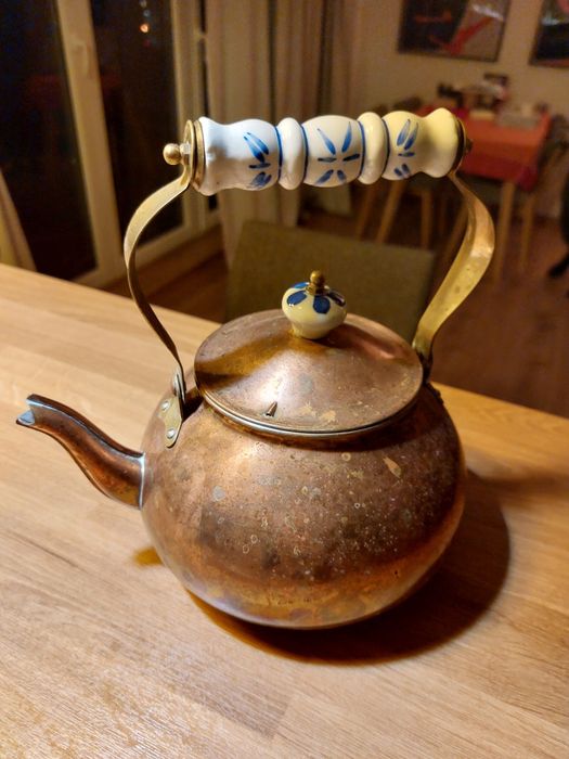 Miedziany czajnik z ceramiczną rączką