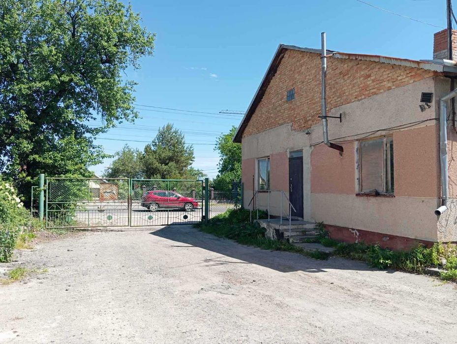 Універсальна база на перетині міжнародних магістралей (Винники)