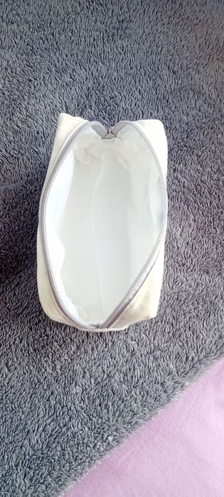 Biały piórnik z motywem pandy