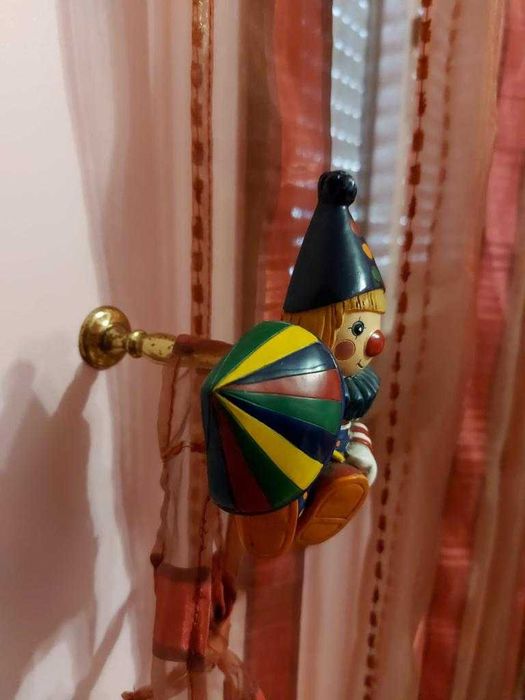 Varão para cortinado e acessórios para quarto de criança