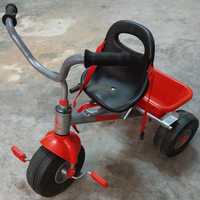 Triciclo da marca Injusa